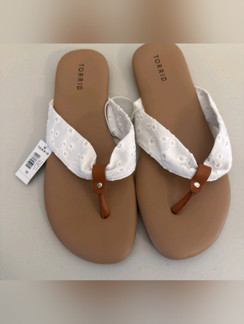 🆕️ Torrid White Eyelet Thong Sandals with Tan Footbed
